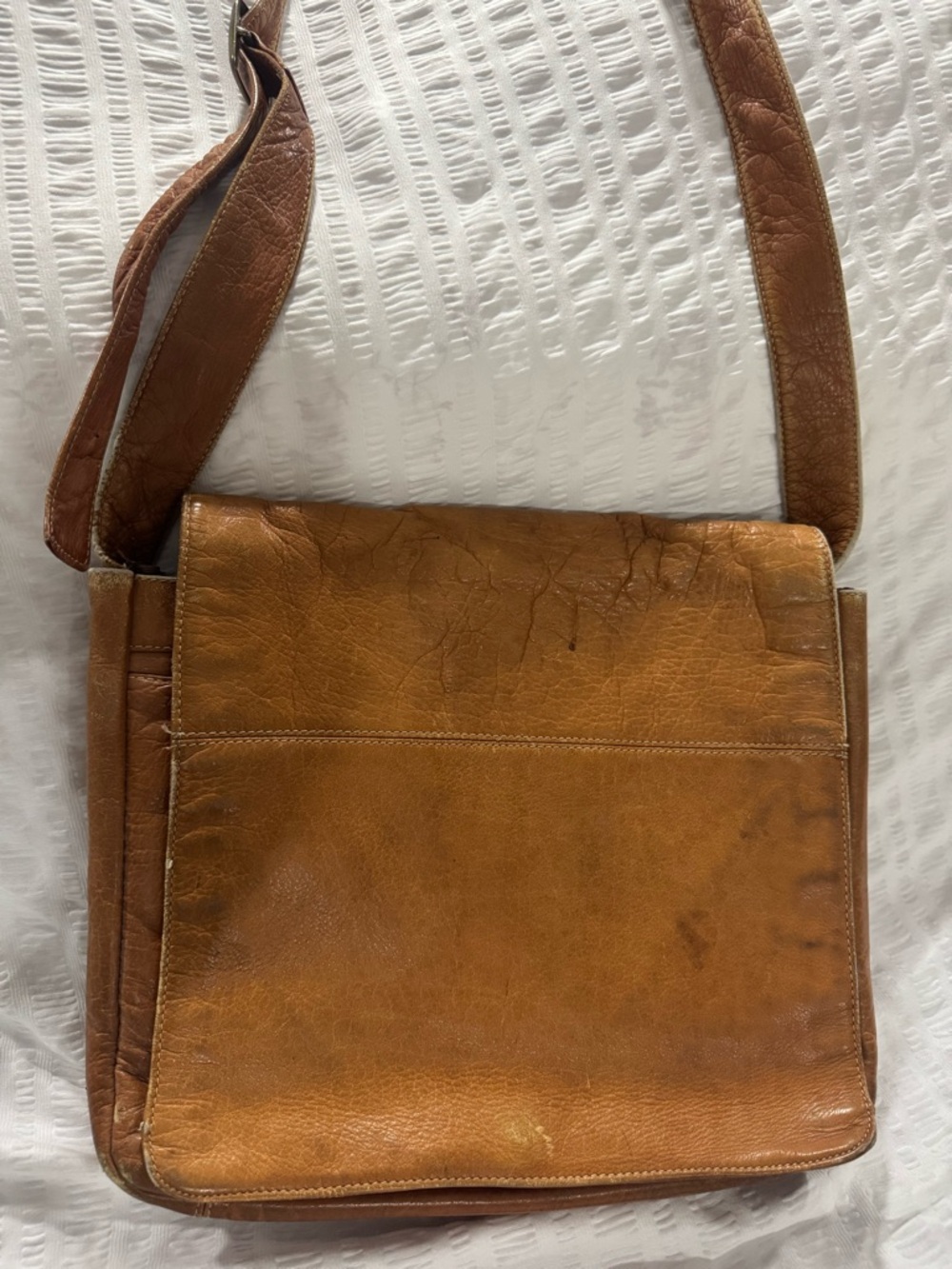 Classic Tan Leather Messenger Bag with Adjustable Strap